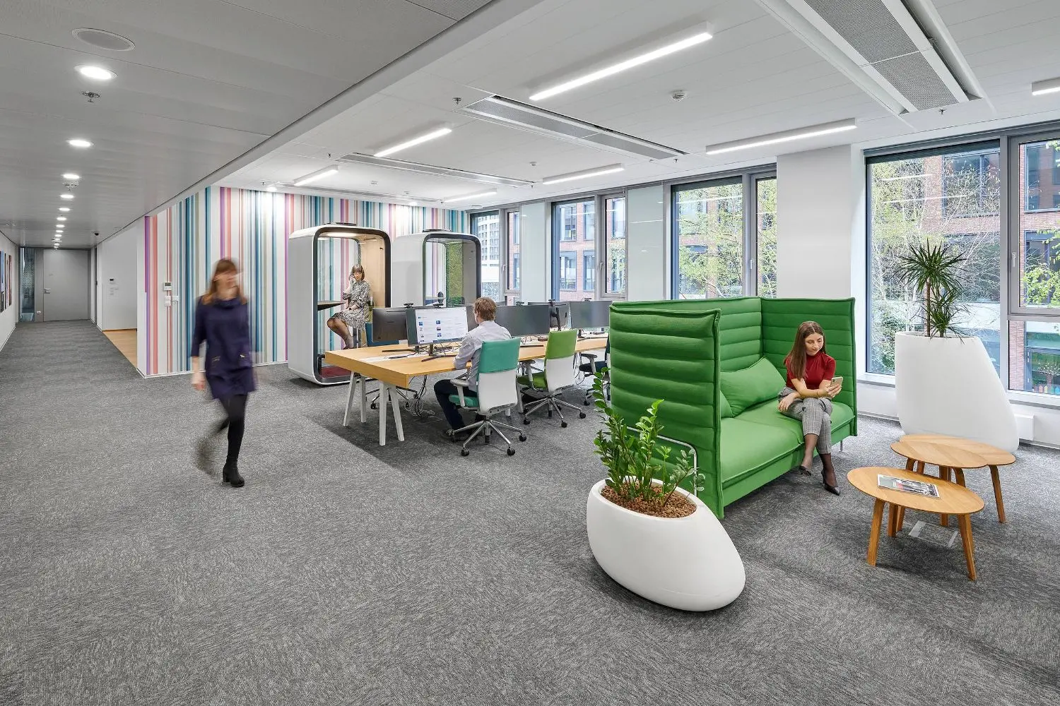 2023-04-sr-careers-bratislava-office-interior-people