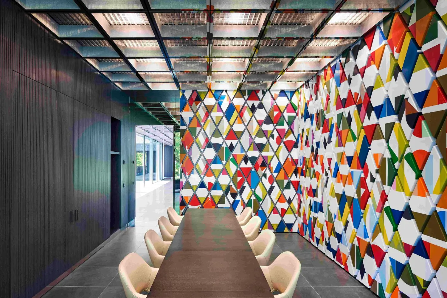 The artwork is created on regularly sized diamond-shaped ceramic tiles that are spatially arranged on the basis of a digitally calculated acoustic model.
