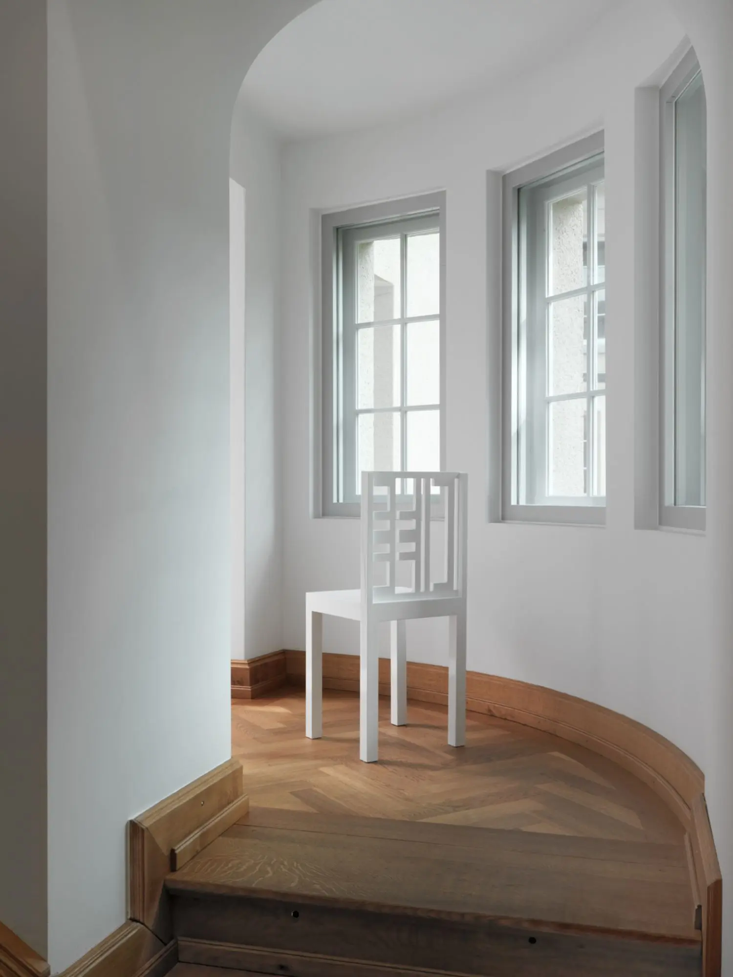 It is a sculpture that pretends to be a chair, whose backrest is a sculpture of a word written in a typography Roldán developed.