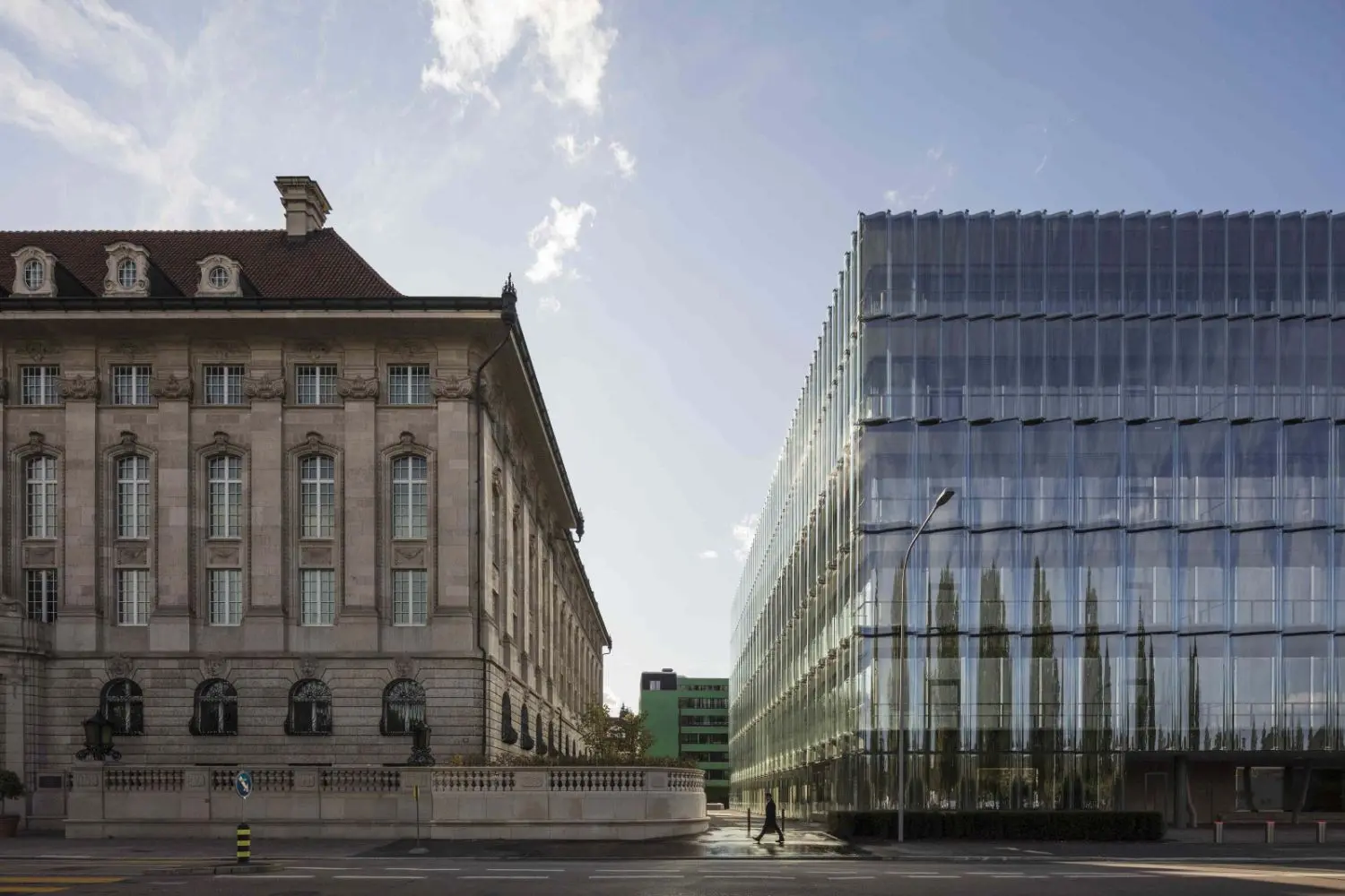 The Altbau building on the left side is located next to Swiss Re Next
