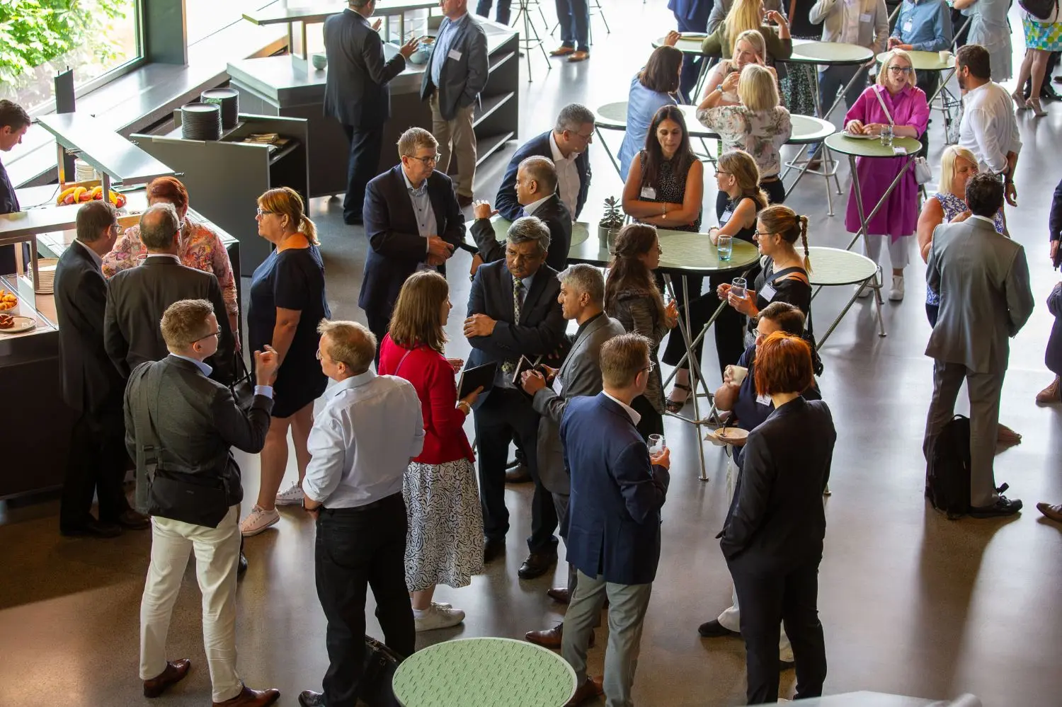 2023-07-sr-ruschlikon-zurich-people-discussing