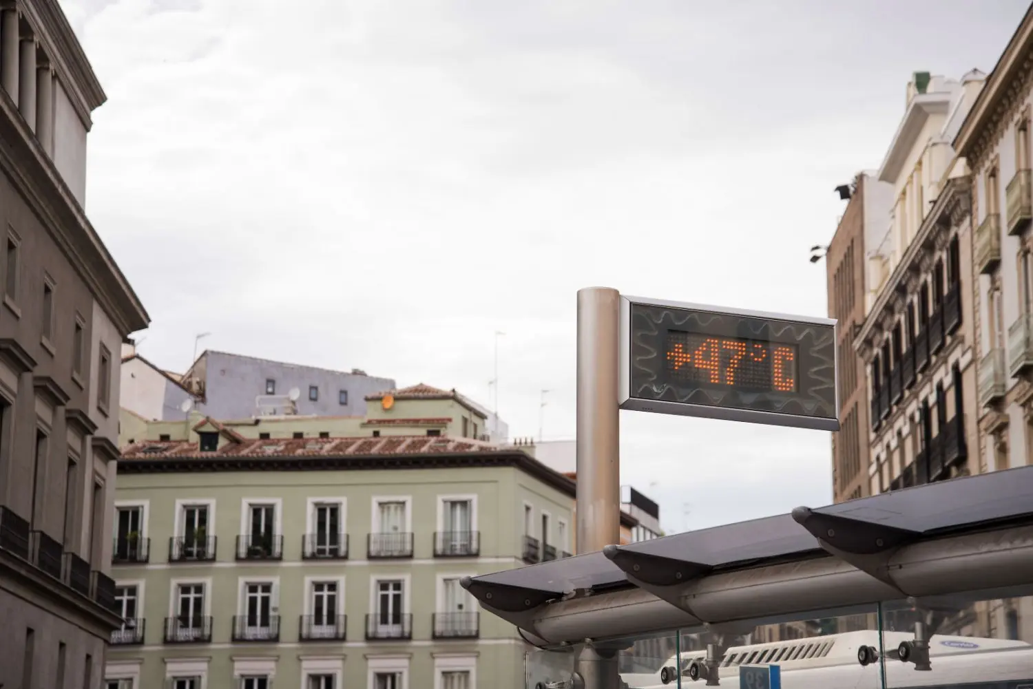 Thermometer in the city shows 40 degrees Celsius.
